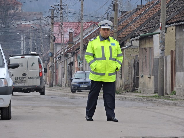 Poliţisti Bătăusi De La Poliţia Petrosani Youtube